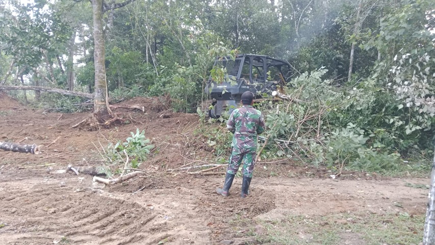 Satgas TMMD Ke-129 Kerahkan Bulldozer Buka Jalan Usaha Tani di Bungo, Petani Desa Tanjung Agung Bisa Angkut Hasil Panen Lebih Cepat