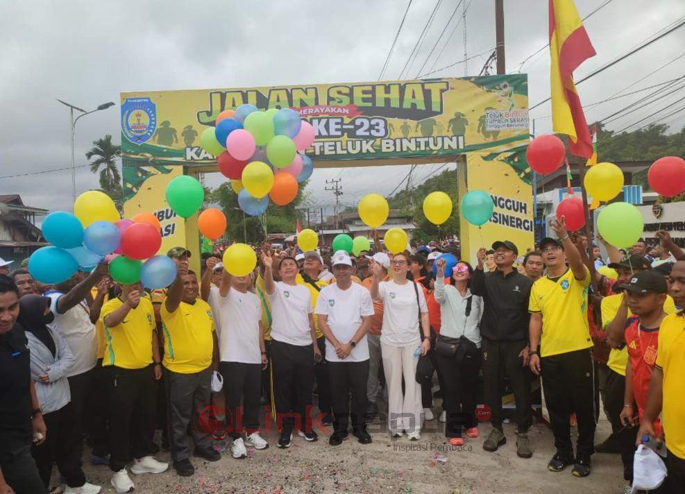 HUT ke-23 Teluk Bintuni Digelar Sederhana, Acara Malam Ditiadakan, Ribuan Warga Ikut Jalan Santai