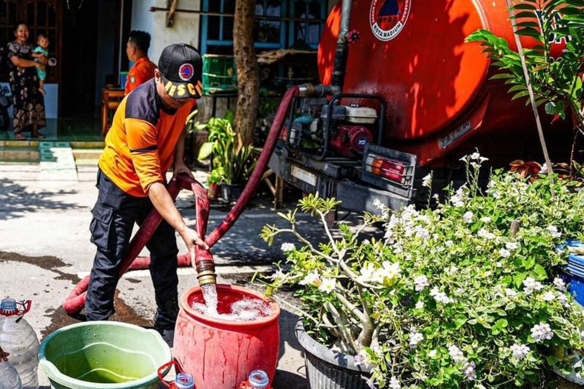 Pemkab Gunungkidul Salurkan 37 Tangki Air Bersih ke Rongkop, Warga Terdampak Kekeringan Mulai Terbantu