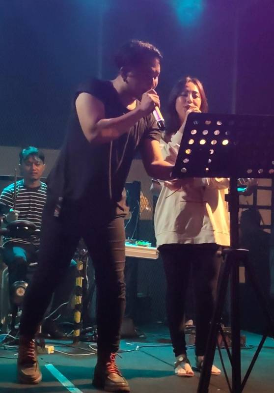 Putra Zigas Hibur Pengunjung Tempat Ngopi Serang, Bawakan Lagu Hits Dewa 19 dan Ari Lasso