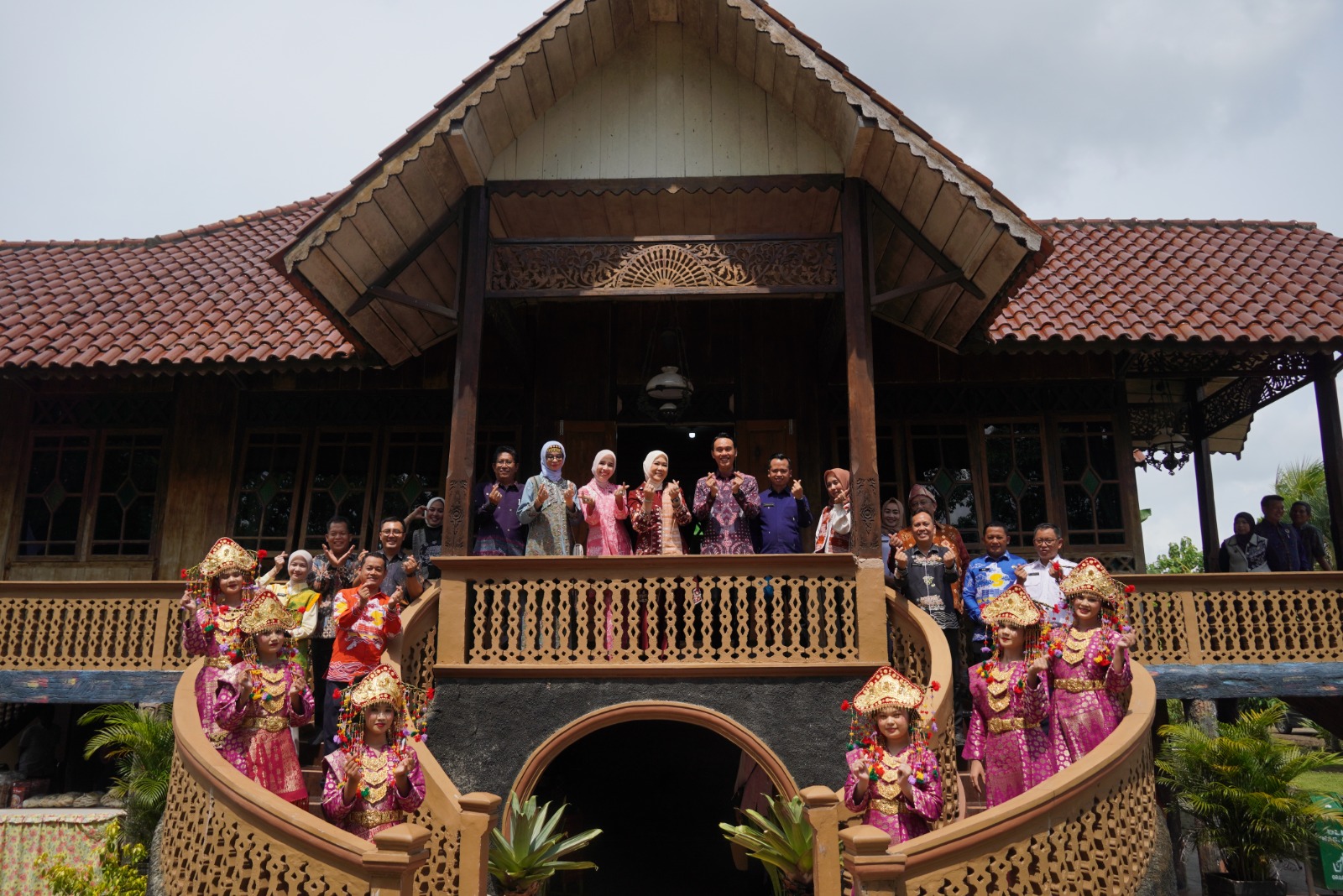 Bupati OKI Muchendi Dorong Rumah Adat di Anjungan Jakabaring Jadi Pusat Kegiatan Masyarakat dan Promosi UMKM