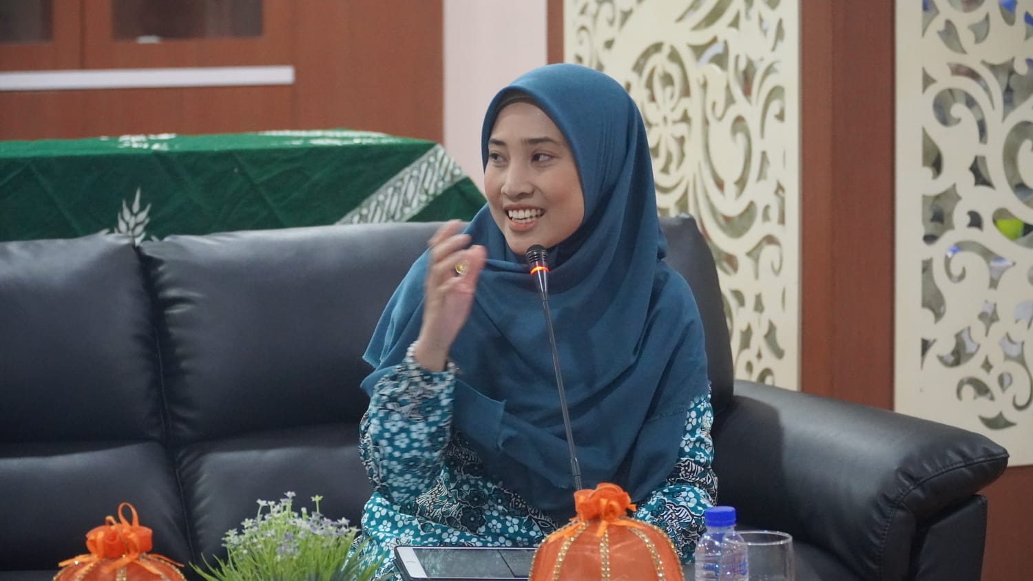 Kader Muda Nasyiatul Aisyiyah Sulsel Uswatun Hasanah Moderatori Forum Global Bersama Konjen Australia di Makassar