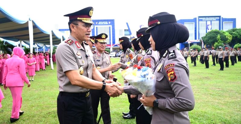 Kapolda Jambi Pimpin Upacara Kenaikan Pangkat Ratusan Personel, Ingatkan Tanggung Jawab dan Pelayanan Publik