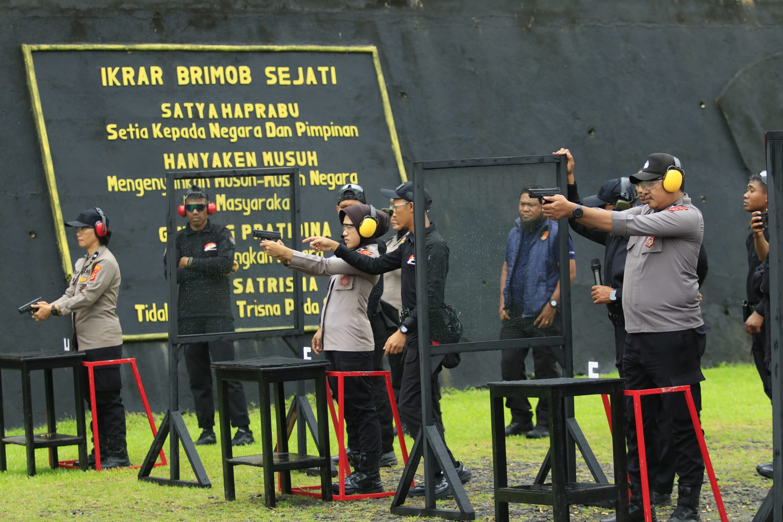 Polda Maluku Gelar Lomba Menembak dan Bongkar Pasang Senjata, Bripda Alan Tercepat di Kategori Pistol