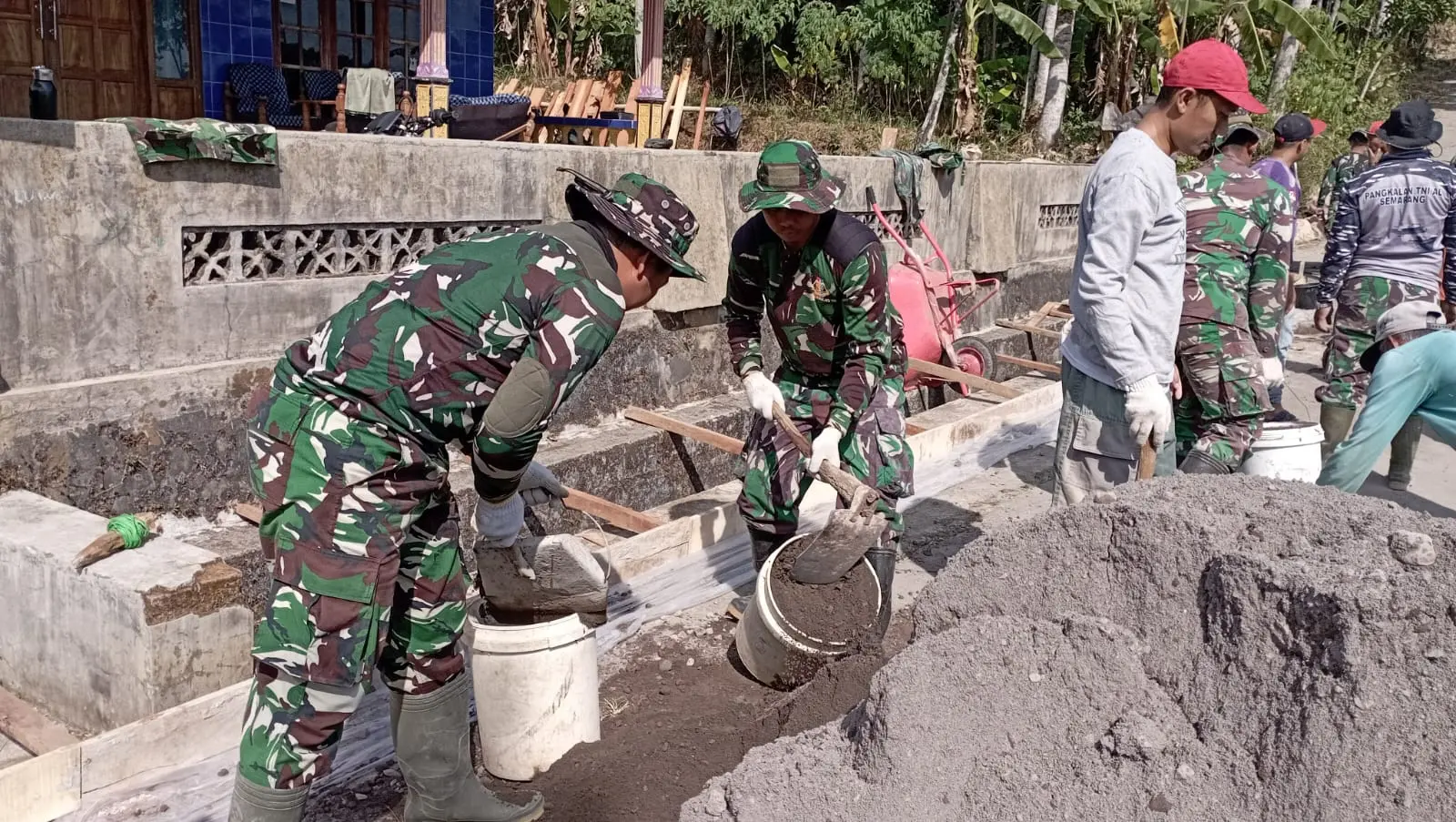 Material Aspal Meleleh Akibat Cuaca Panas, Satgas TMMD dan Warga di Salatiga Sulap Jadi Penguat Jalan Desa