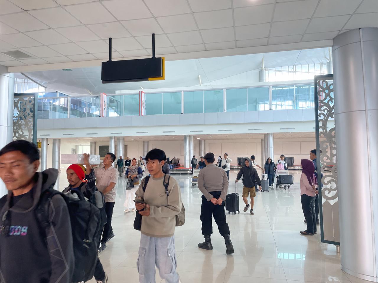 Polresta Palangka Raya Patroli Jalan Kaki di Bandara Tjilik Riwut Saat Jam Padat Penumpang, 7 Personel Dikerahkan