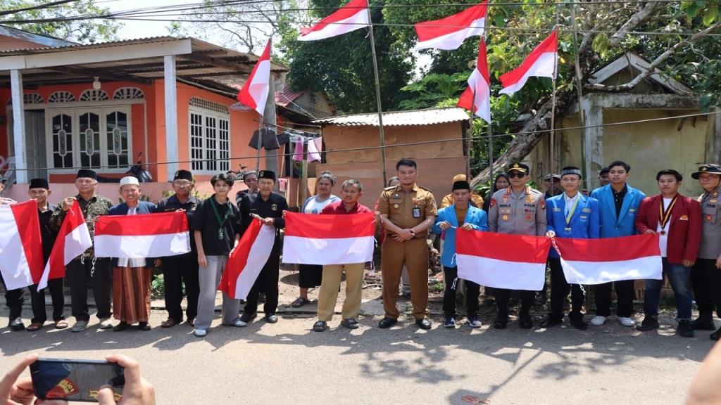 Polresta Tanjungpinang Bagikan 250 Bendera Merah Putih ke Warga Dompak, Gandeng Tokoh Agama dan Mahasiswa