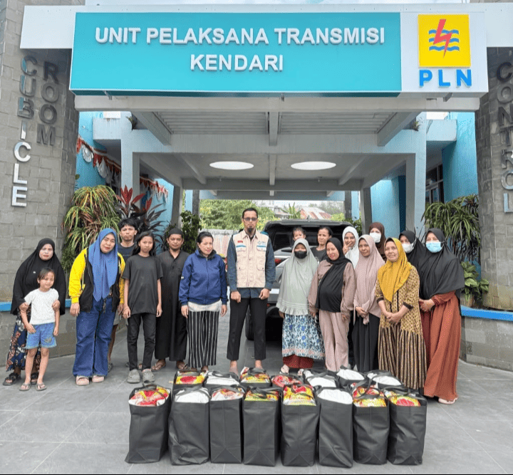 YBM PLN UPT Kendari Salurkan Puluhan Paket Sembako untuk Warga Kurang Mampu di Sekitar Kantor
