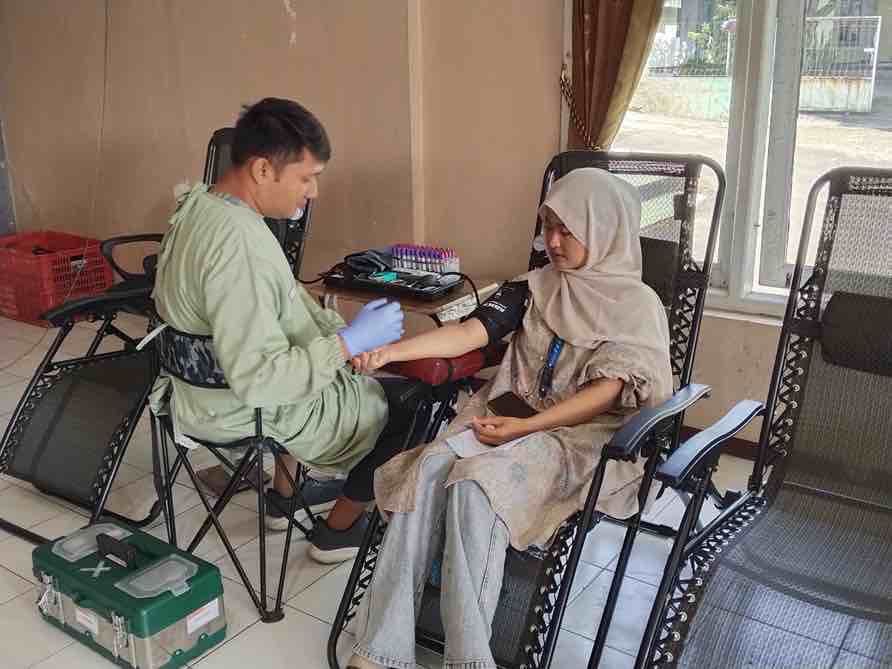 Peringati Hari Donor Darah Sedunia, Mahasiswa UIN Siber Cirebon Gelar Donor Darah Massal di Desa Teja, Majalengka