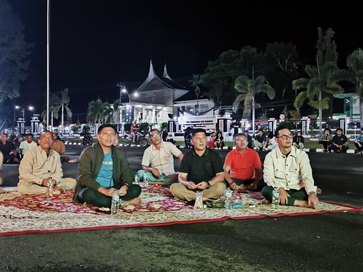 Bupati Pasaman Nobar Timnas Bareng Warga di Videotron Pemkab, Halaman Kantor Jadi Ruang Publik Favorit