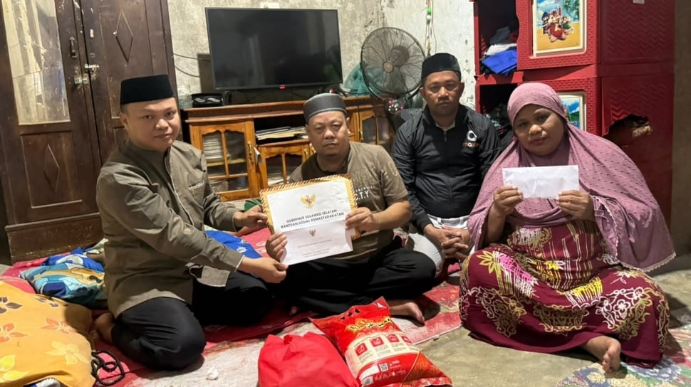 Gubernur Sulsel Andi Sudirman Sulaiman Beri Bantuan Dana dan Sembako ke Ibu Helmi, Viral Cari Nafkah saat Suami Sakit
