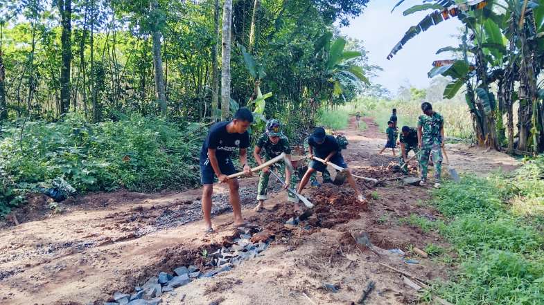 TNI dan Warga Gotong Royong Bersihkan Akses Jembatan Perintis Garuda di Lampung Utara, Akses Hasil Bumi dan Sekolah Terjamin