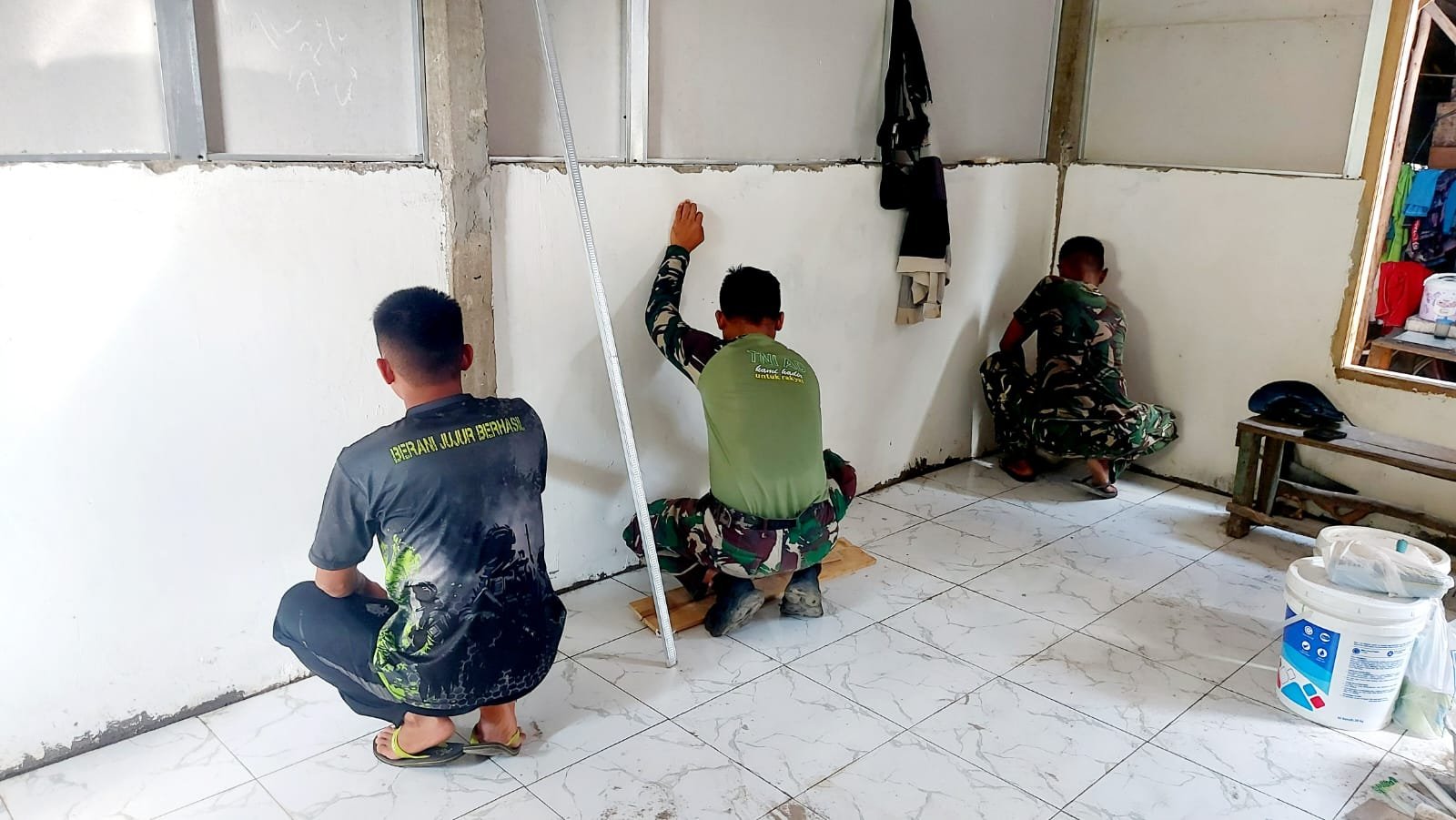 TMMD Ke-129 Kodim 0418 Palembang Rampungkan Rumah Warga Sukamaju, Sriyanti: Pengerjaan Keramik Hampir Kelar