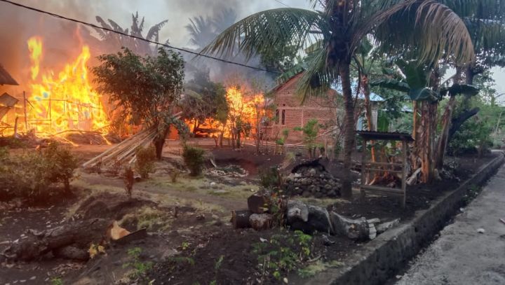 Bentrokan Antarwarga di Flores Timur Tewaskan 3 Orang, Belasan Rumah Ludes Terbakar