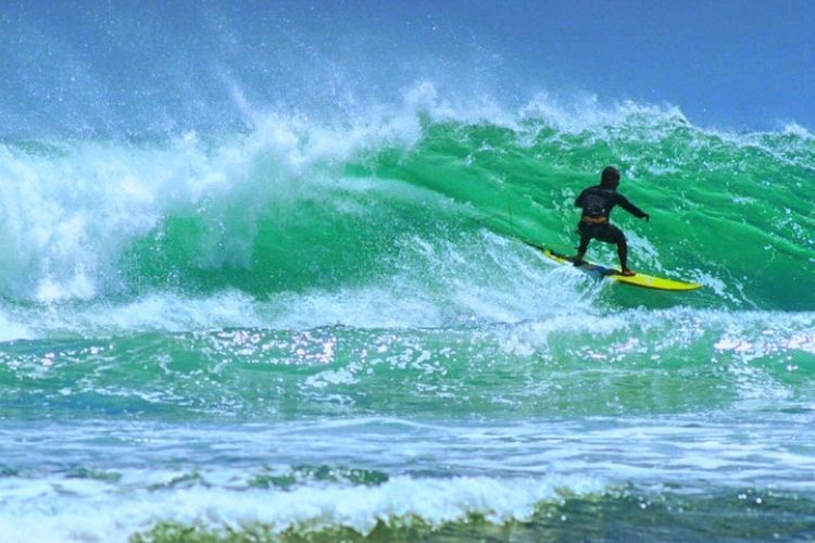 5 Pantai Surfing Terbaik di Bali untuk Pemula, Lengkap dengan Gelombang Ramah & Sewa Papan Murah