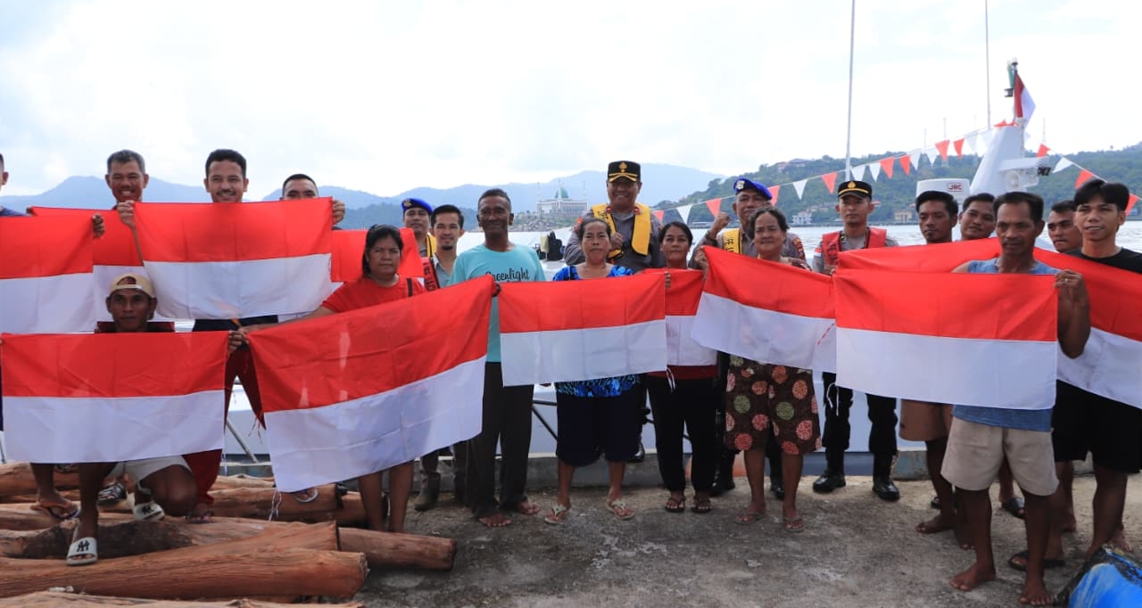Polres Kepulauan Anambas Bagikan 100 Bendera Merah Putih dan 50 Paket Bansos ke Nelayan di Perairan Sri Tanjung