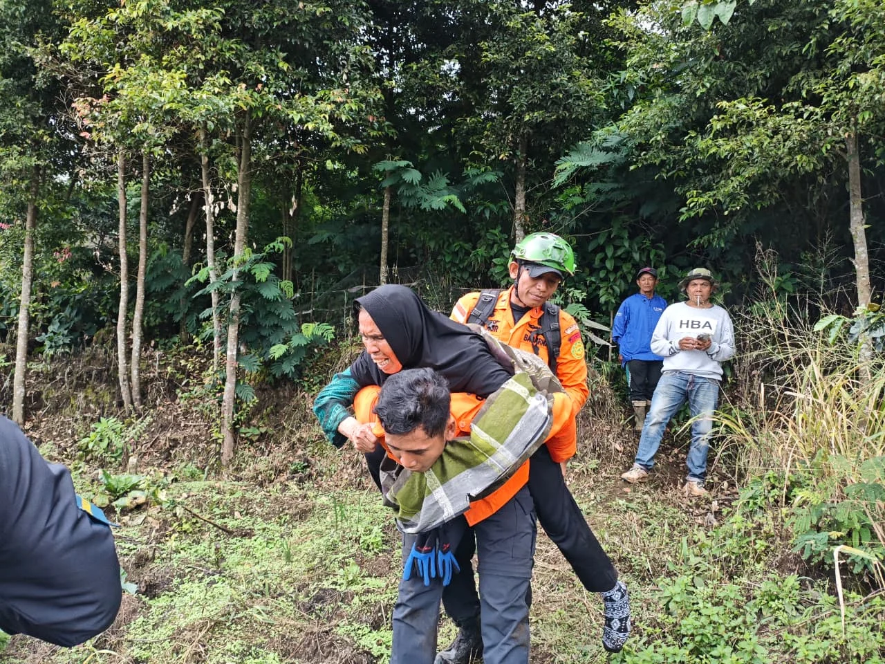 Nenek 67 Tahun di Agam Ditemukan Selamat Usai Hilang di Kawasan Hutan Canduang, Sempat Dilarang Warga