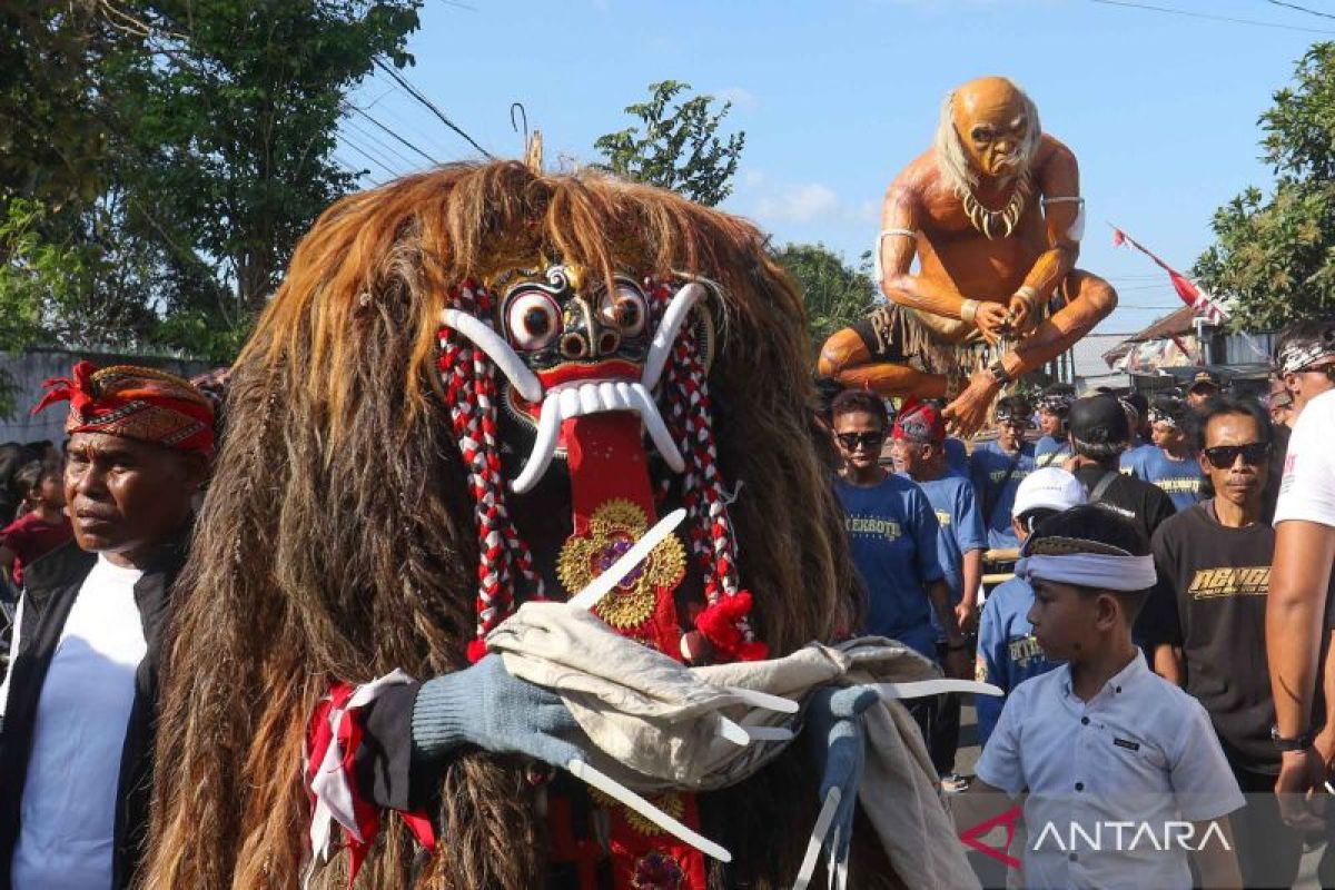 Karnaval Bhinneka Tunggal Ika di Banyuwangi: Ratusan Peserta Tampilkan Adat Bali hingga Lintas Suku Budaya