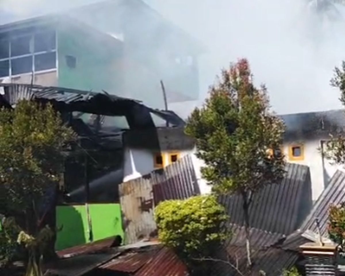 Kebakaran Hanguskan Pondok Pesantren di Padang Pariaman, Petugas Damkar Masih Berjibaku Padamkan Api
