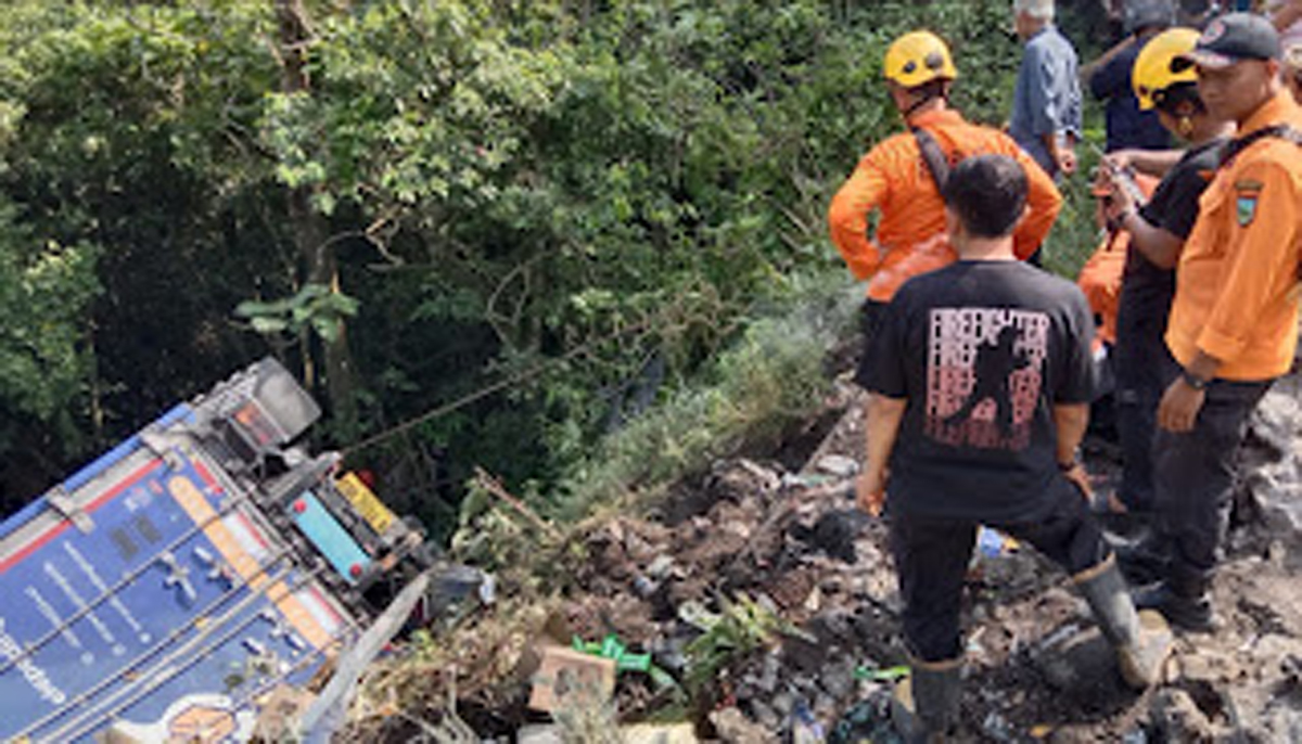 Truk Pendingin Muat Es Krim Alami Kecelakaan Tunggal di Bukit Berbunga Padang Panjang, Sopir Terjepit dan Diduga Tewas
