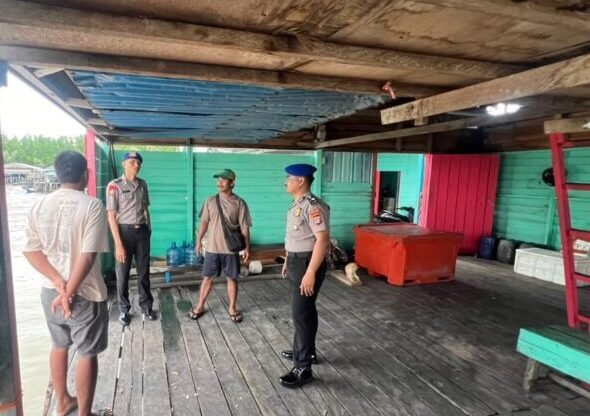 Satpolairud Polres Tarakan Patroli Pesisir di Jalan Gajah Mada, Edukasi Warga soal Keamanan dan Benda Tajam