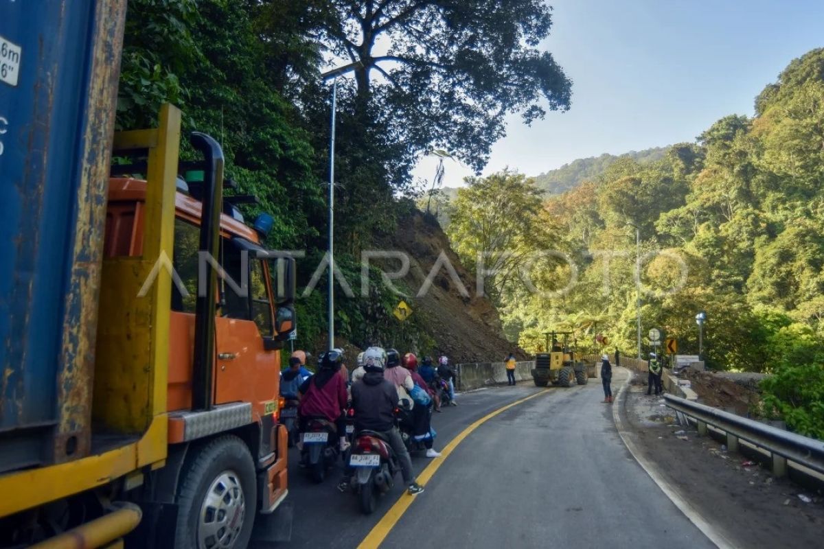 Longsor Tebing di Lembah Anai Putuskan Jalan Padang-Bukittinggi Selama 7 Jam, Tanah Masih Bergerak