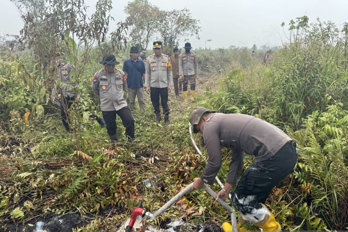 Brimob Polda Jambi Pakai Cairan X-Fire Padamkan Karhutla di Taman Nasional Berbak