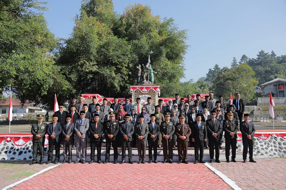 Ziarah Nasional HUT ke-81 RI di Kotamobagu, Wali Kota Weny Gaib dan Forkopimda Tabur Bunga di Makam Pahlawan