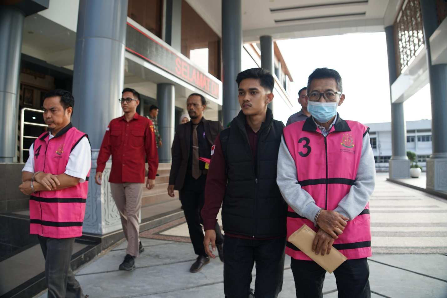 ASN Kementerian ESDM dan Pengusaha Diborgol Kejati Kaltim, Tersangka Kasus Jual Batu Bara Ilegal