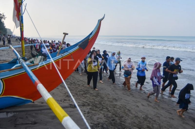 Pemkab Padang Pariaman Gelar Barefoot Running Perdana di Pantai Katapiang, Target Tarik Wisatawan Lewat Sport Tourism