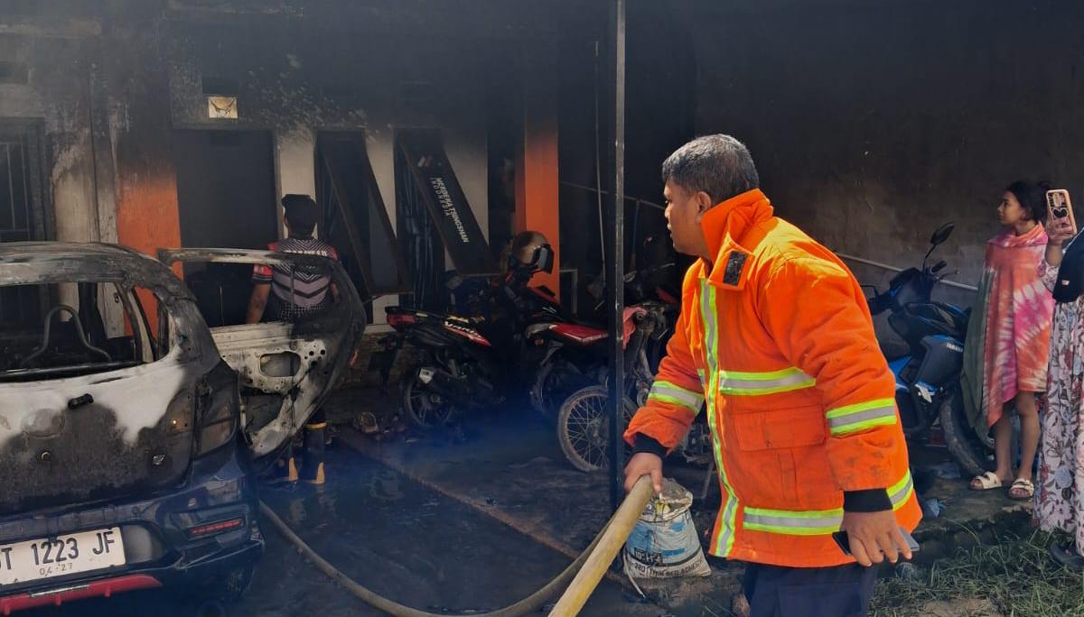 Kebakaran di BTN Puri Magaha Kendari Hanguskan Satu Mobil dan Lima Motor, Kerugian Capai Rp300 Juta
