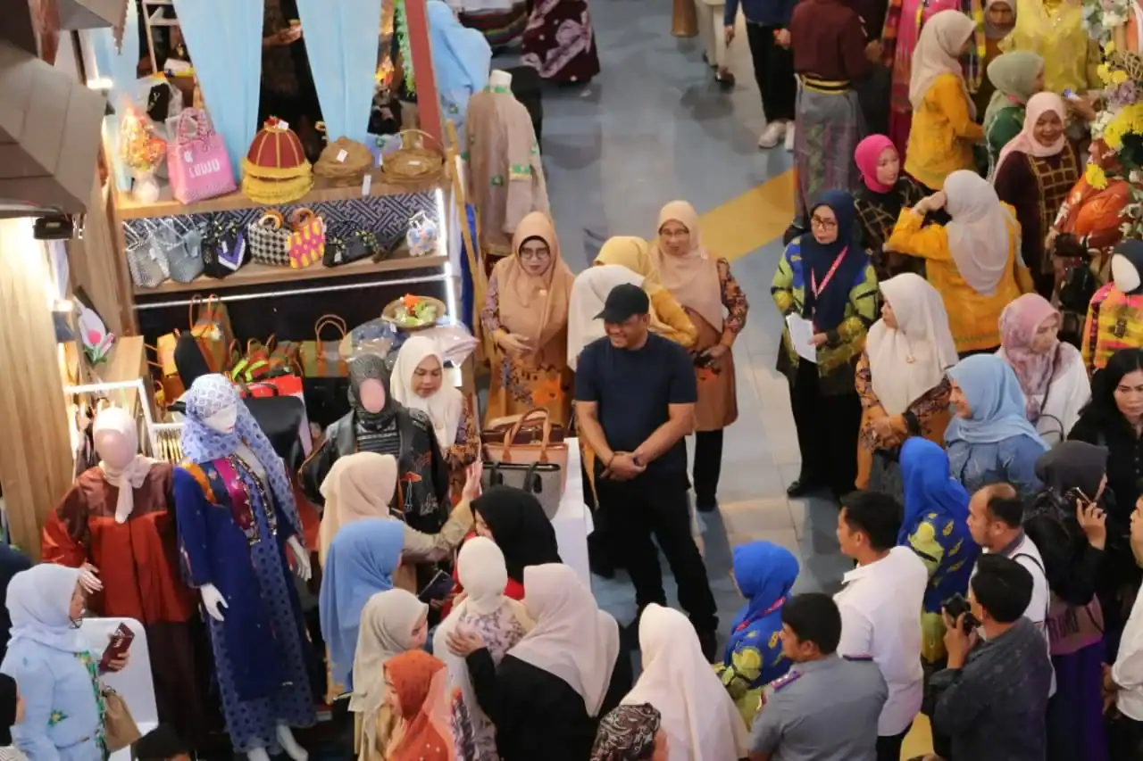 Bupati Luwu Patahudding Tinjau Langsung Stand Dekranasda di Makassar, Dorong Produk UMKM Tembus Pasar Nasional