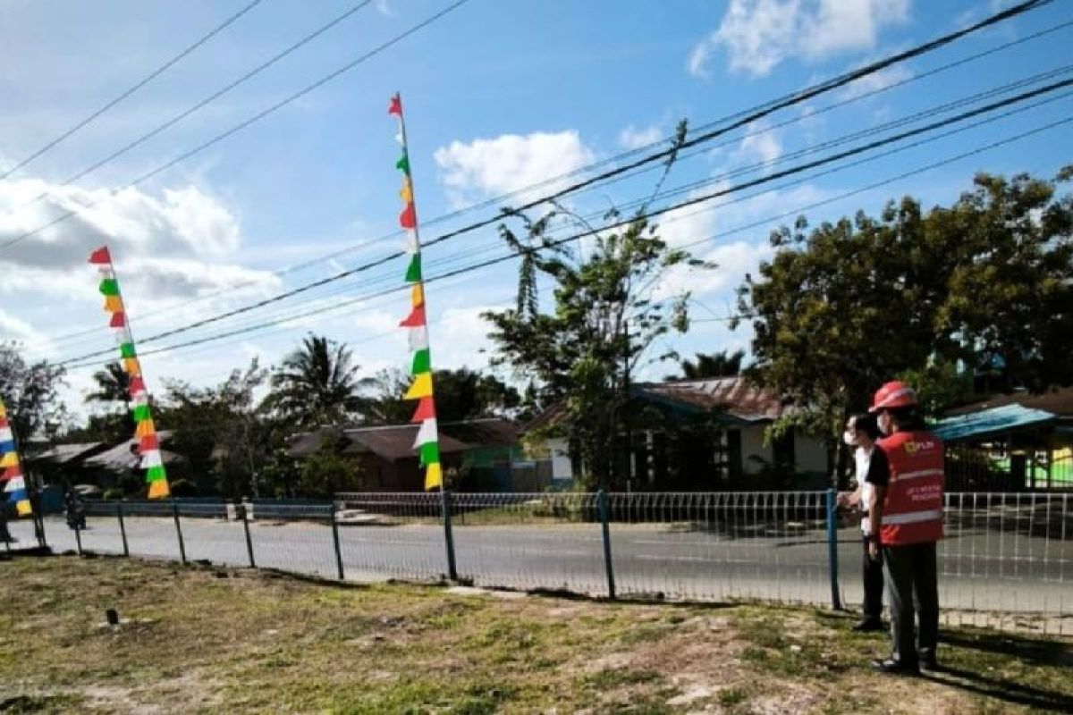 PLN Papua Ingatkan Jarak Aman 3 Meter dari Kabel Listrik saat Pasang Atribut HUT ke-81 RI