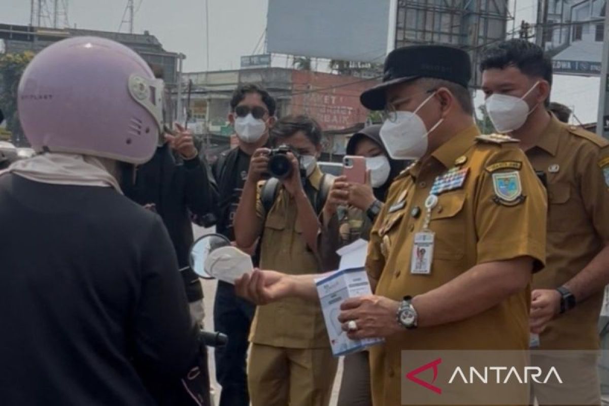 Pemkot Jambi Bagikan 5.000 Masker KN95 Gratis di Simpang Mayang, Siapkan 100 Ribu Masker untuk Warga