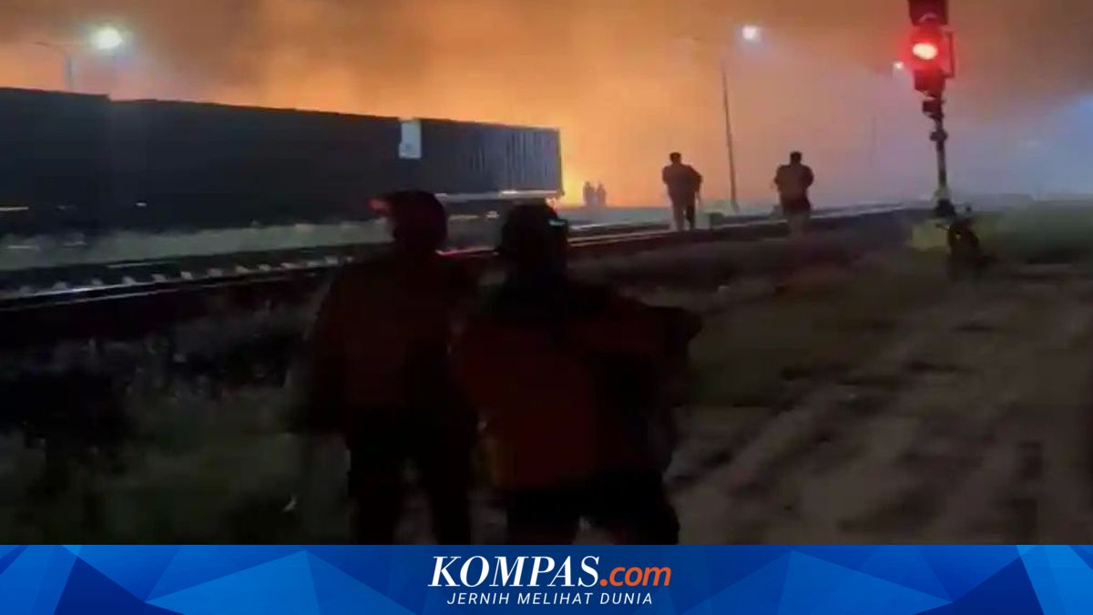 Kebakaran Lahan di Ogan Ilir Dekati Rel Kereta Api dan Tol Palembang-Indralaya, Asap Tebal Perlambat Laju Babaranjang