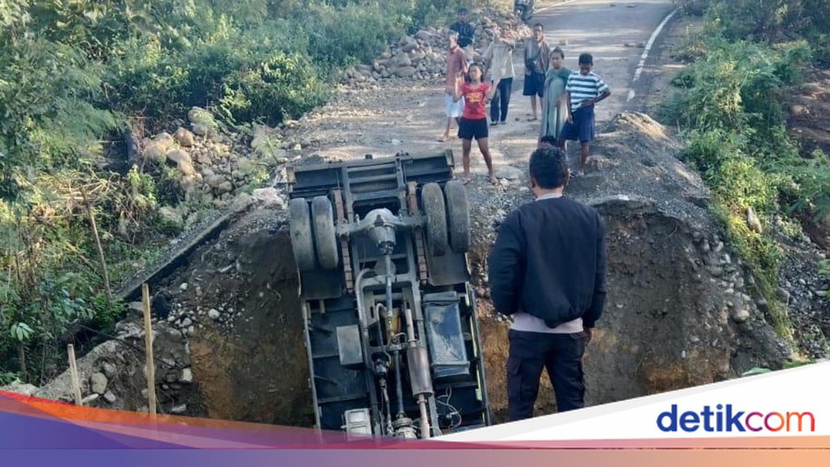 Sopir Truk di Belu Alami Luka-Leka Usai Jembatan Putus, Kendaraan Terguling ke Lubang Besar