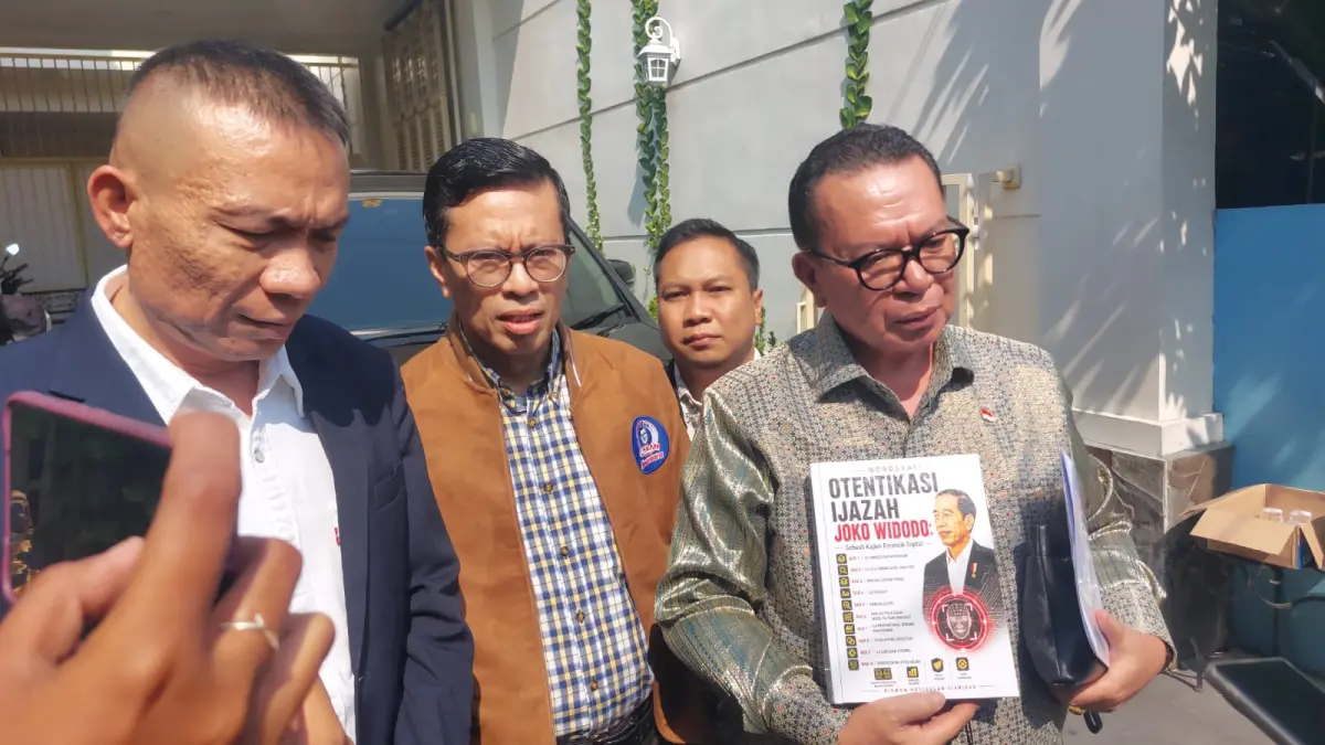 Peneliti Forensik Rismon Sianipar Datangi Rumah Jokowi di Solo, Serahkan Buku Autentikasi Ijazah 800 Halaman