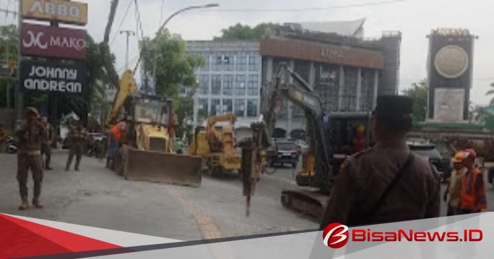 Wali Kota Medan Rico Waas Bongkar Paksa Lahan Parkir J.Co Donuts di Adam Malik, Trotoar Dikembalikan ke Pejalan Kaki