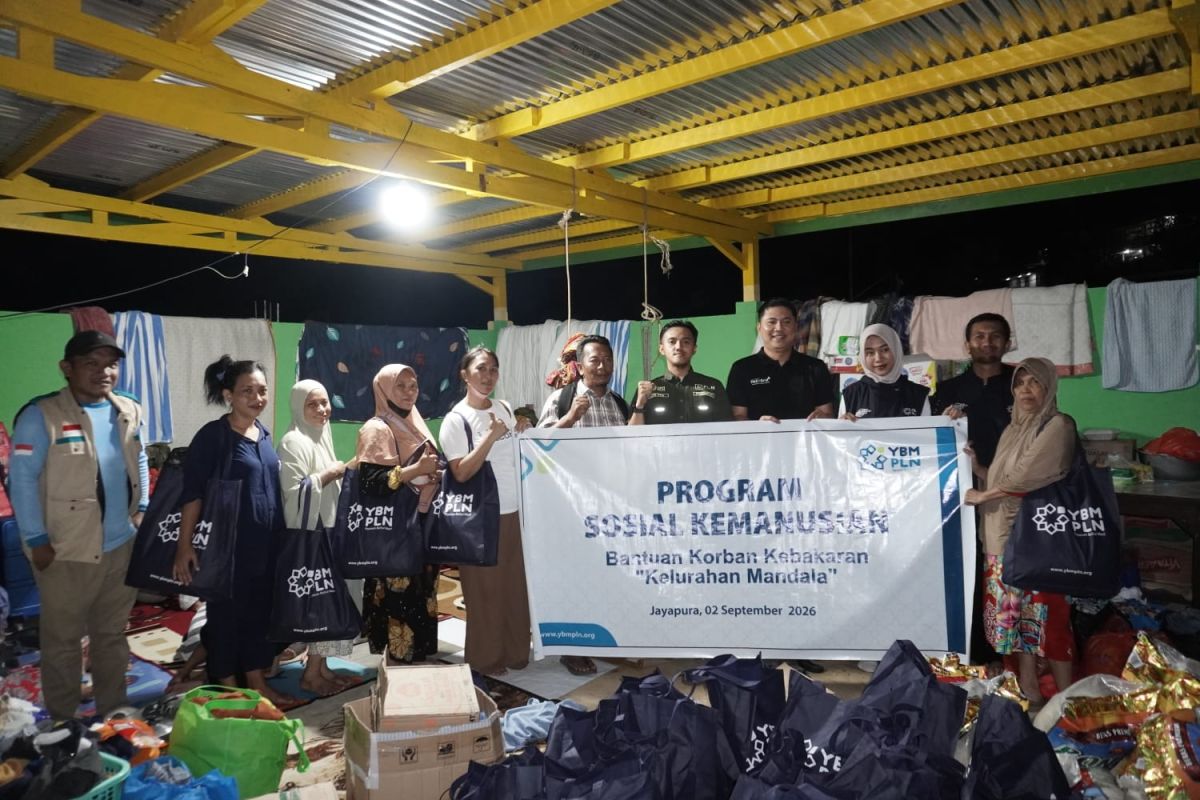 PLN Papua Salurkan Bantuan untuk Korban Kebakaran Mandala Jayapura, Pasang Lampu Sorot di 4 Titik