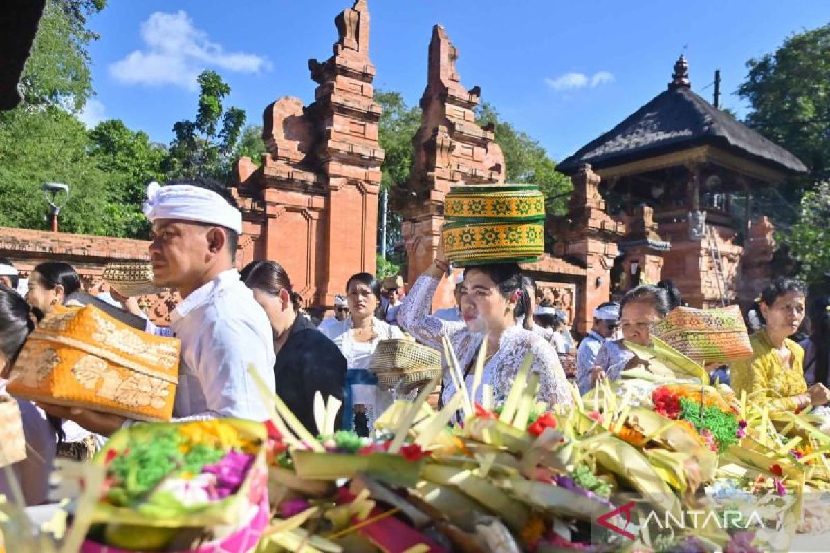 Suasana Persembahyangan Galungan di Pura Jagatnatha Denparna, Umat Hindu Kibarkan Dharma Lawan Adharma