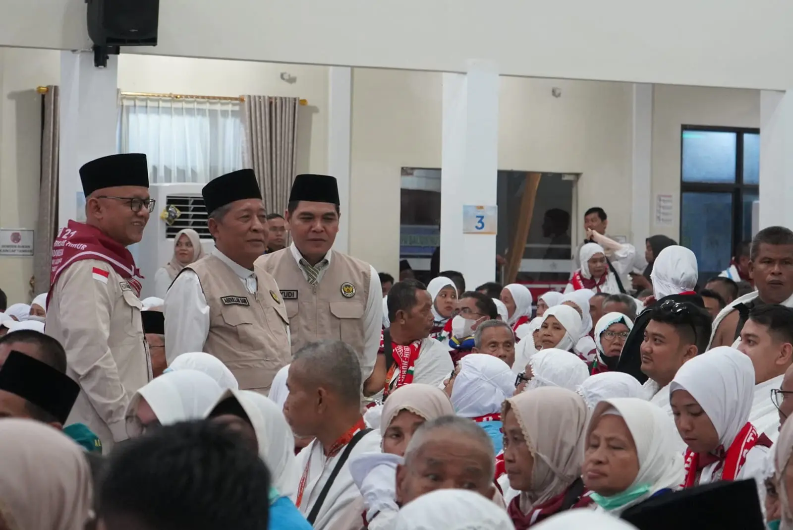 Wagub Jambi Abdullah Sani Lepas 442 Jamaah Haji Kloter BTH 22, Harap Raih Predikat Haji Mabrur