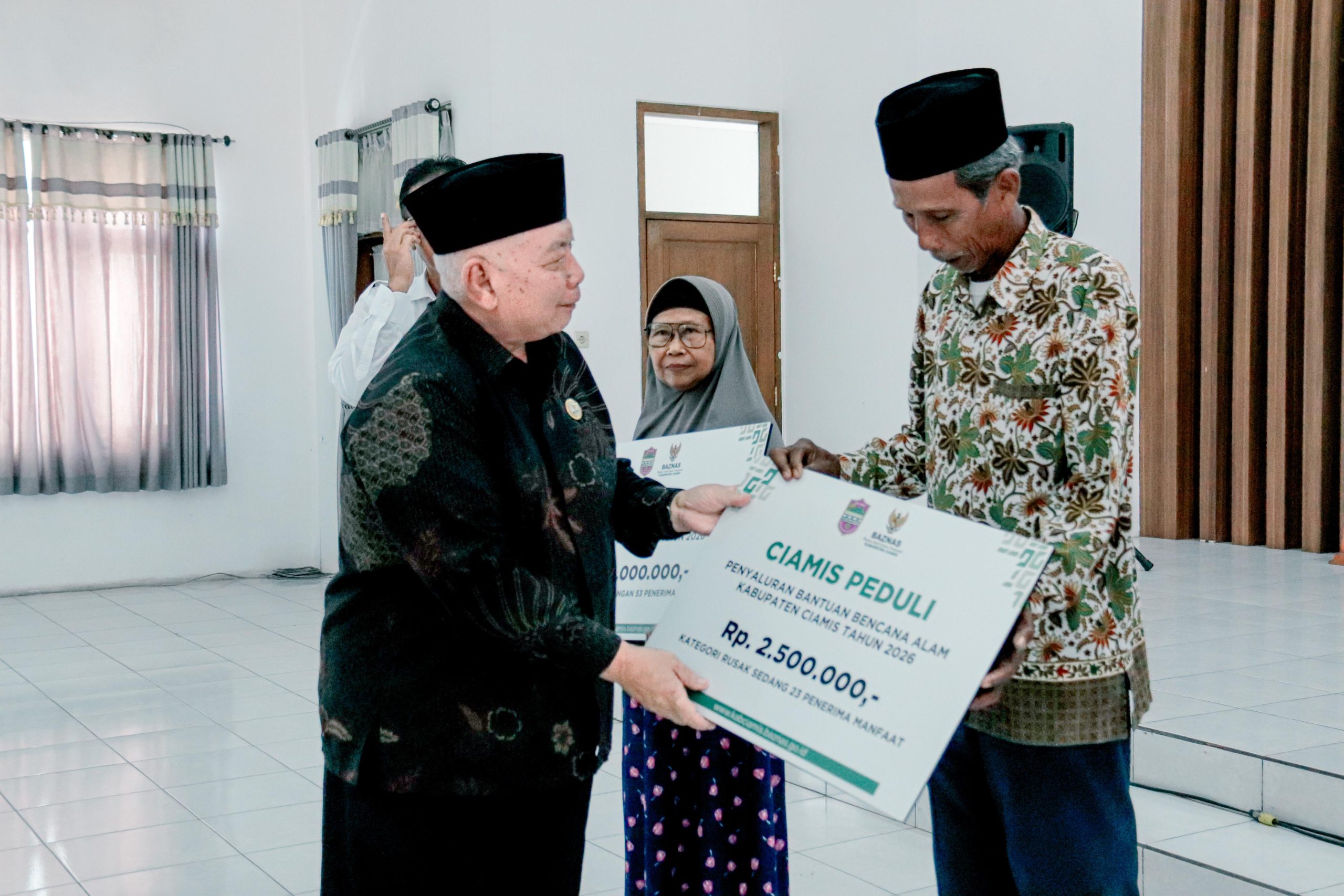 Pemkab Ciamis Salurkan Bantuan Rp 145,5 Juta untuk 83 KK Korban Longsor dan Banjir, Akui Anggaran Terbatas