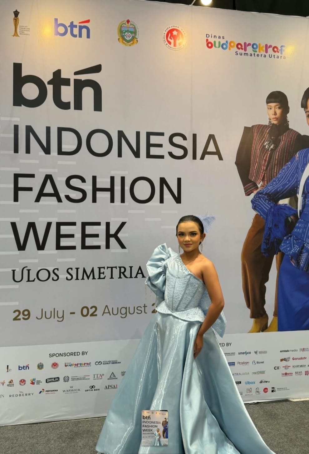 Model Cilik Asal Tanjung Pinang Queenera Vienata Tampil di Indonesia Fashion Week 2026, Sempat Diuji Korset Ketat