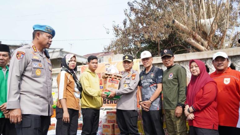 Wakapolda Bengkulu Tinjau Lokasi Kebakaran di Pengantungan, Brigjen Prianto Teguh Nugroho Serahkan Bantuan Sembako untuk Korban