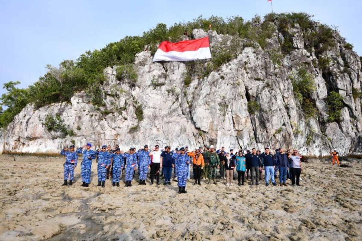 Lanud RSA Natuna Kibarkan Bendera Merah Putih di Pulau Sahi, Perkenalkan Wisata Bahari di Perbatasan