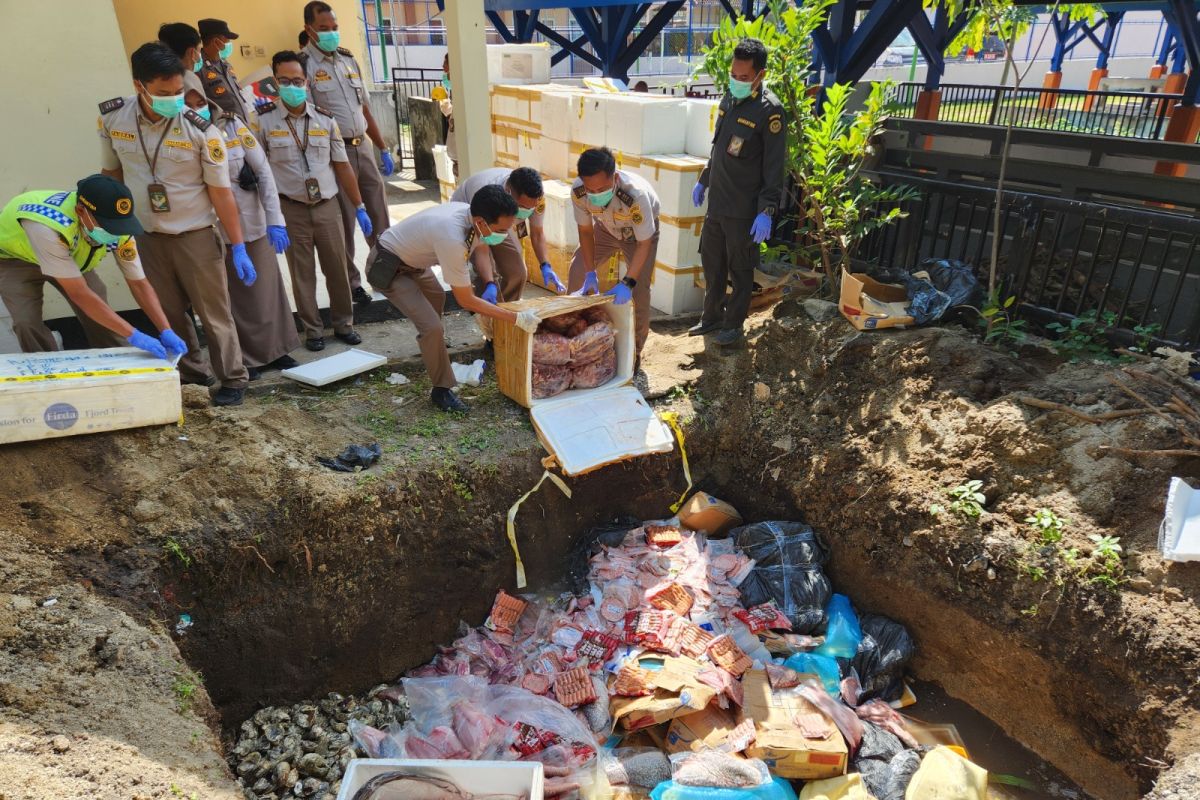 Karantina NTB Musnahkan Lebih dari 3 Ton Daging dan Ikan Kiriman dari Bali Tanpa Dokumen, Termasuk 769 Kg Produk Perikanan