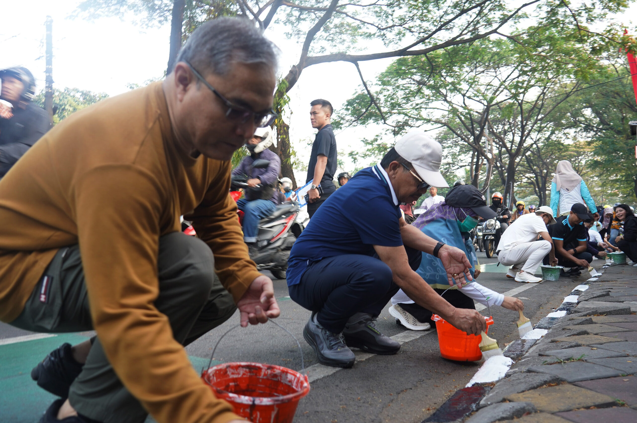 Wali Kota Tangerang Sachrudin Pimpin Pengecatan Kanstin dan Bagikan Bendera Jelang HUT ke-81 RI