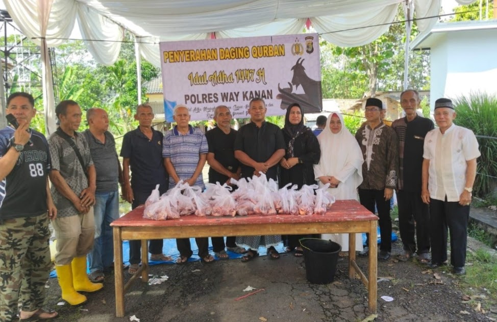 Polres Way Kanan Sembelih 17 Hewan Kurban, Daging Dibagikan ke Warga dan Purnawirawan Polri