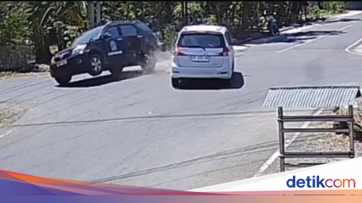 Mobil Dinas Camat Tanete Riattang Timur Bone Ringsek Ditabrak Suzuki Ertiga di Perempatan Cellu, Camat Selamat