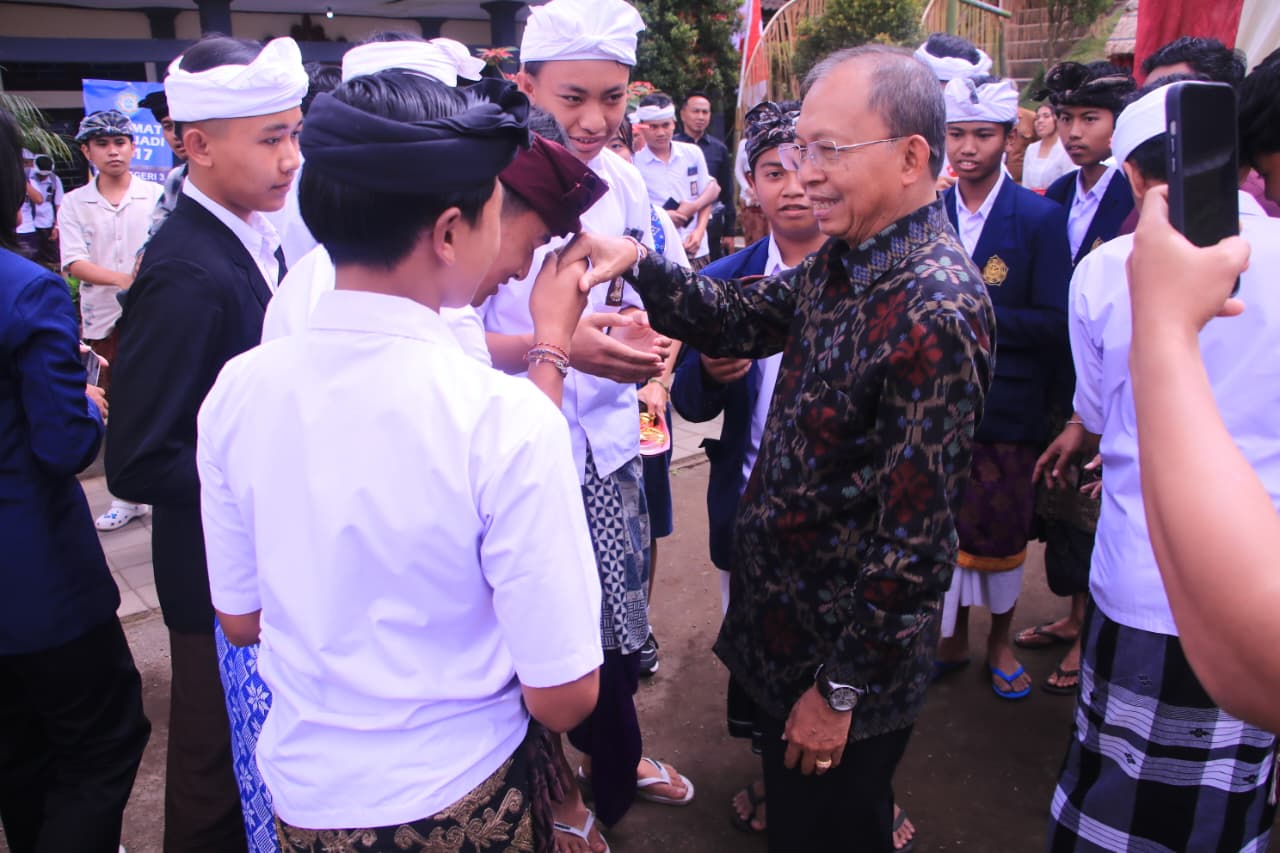 Gubernur Bali Wayan Koster Cerita Perjuangan dari Buruh Bangunan hingga Lulus ITB di Depan Ribuan Siswa SMK Kintamani